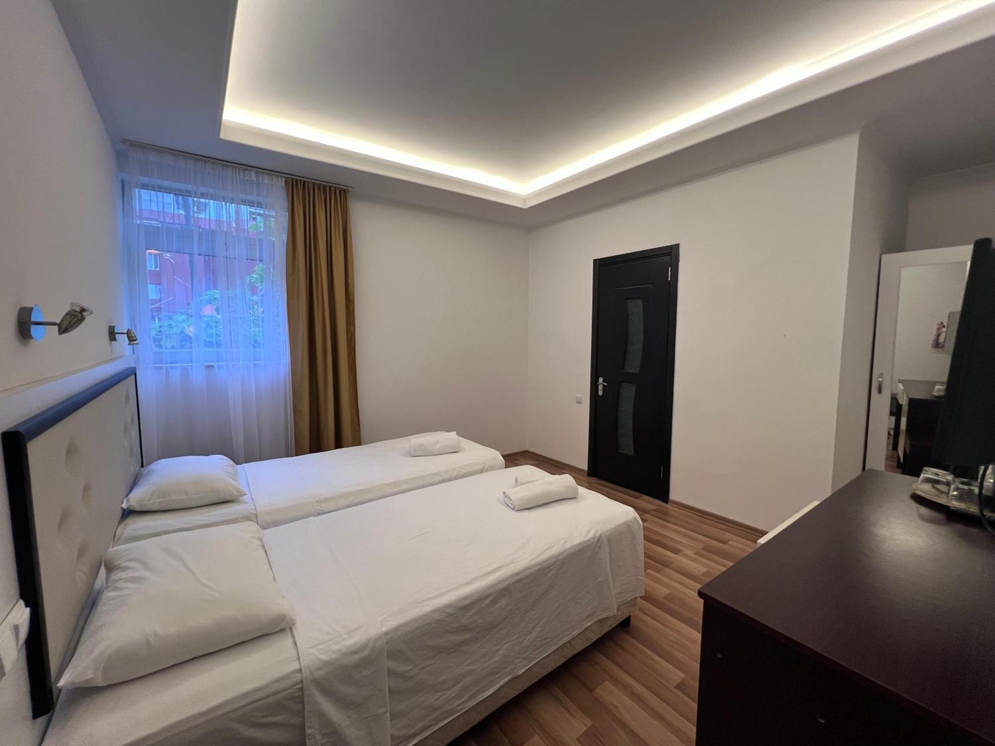 Hotel Argo Batoemi Buitenkant foto