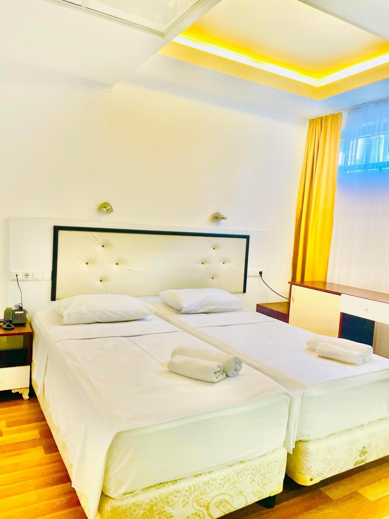 Hotel Argo Batoemi Buitenkant foto