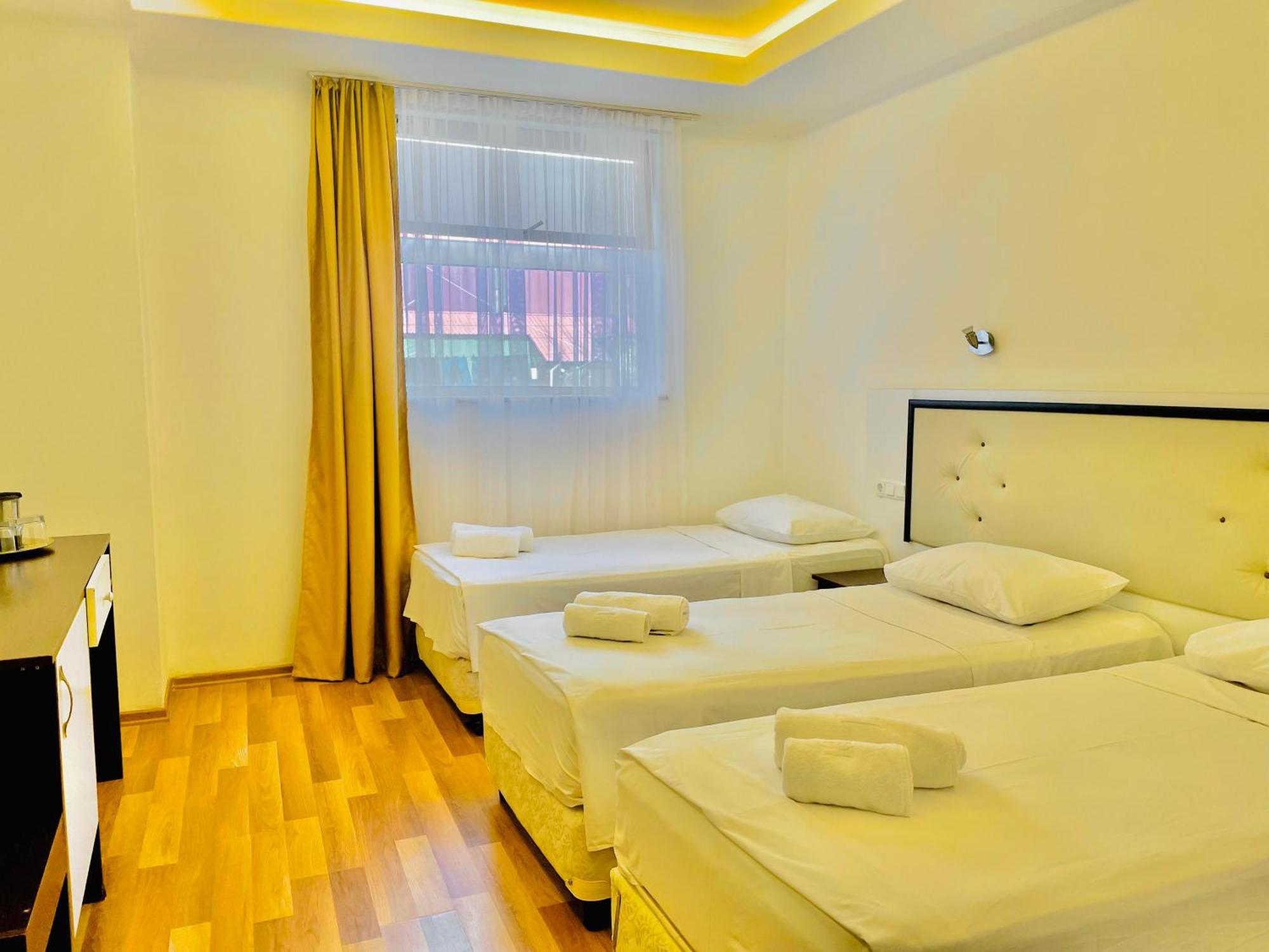 Hotel Argo Batoemi Buitenkant foto